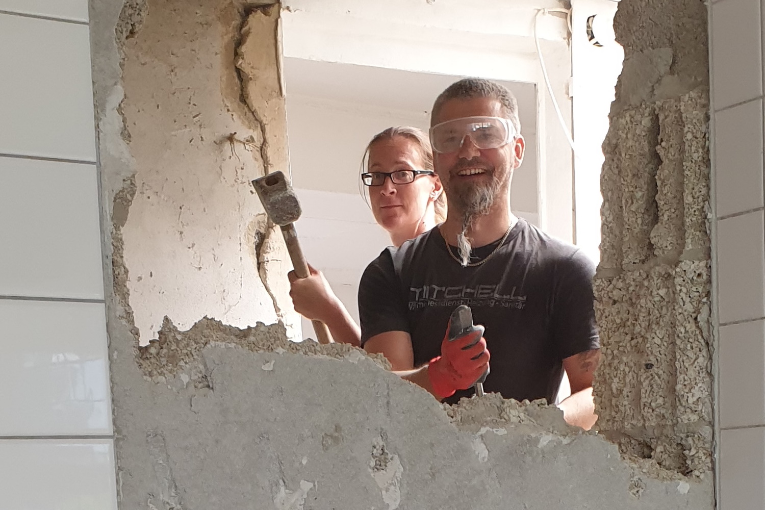 Thorsten Huster und Birgit Becker helfen beim Bau des Theaters