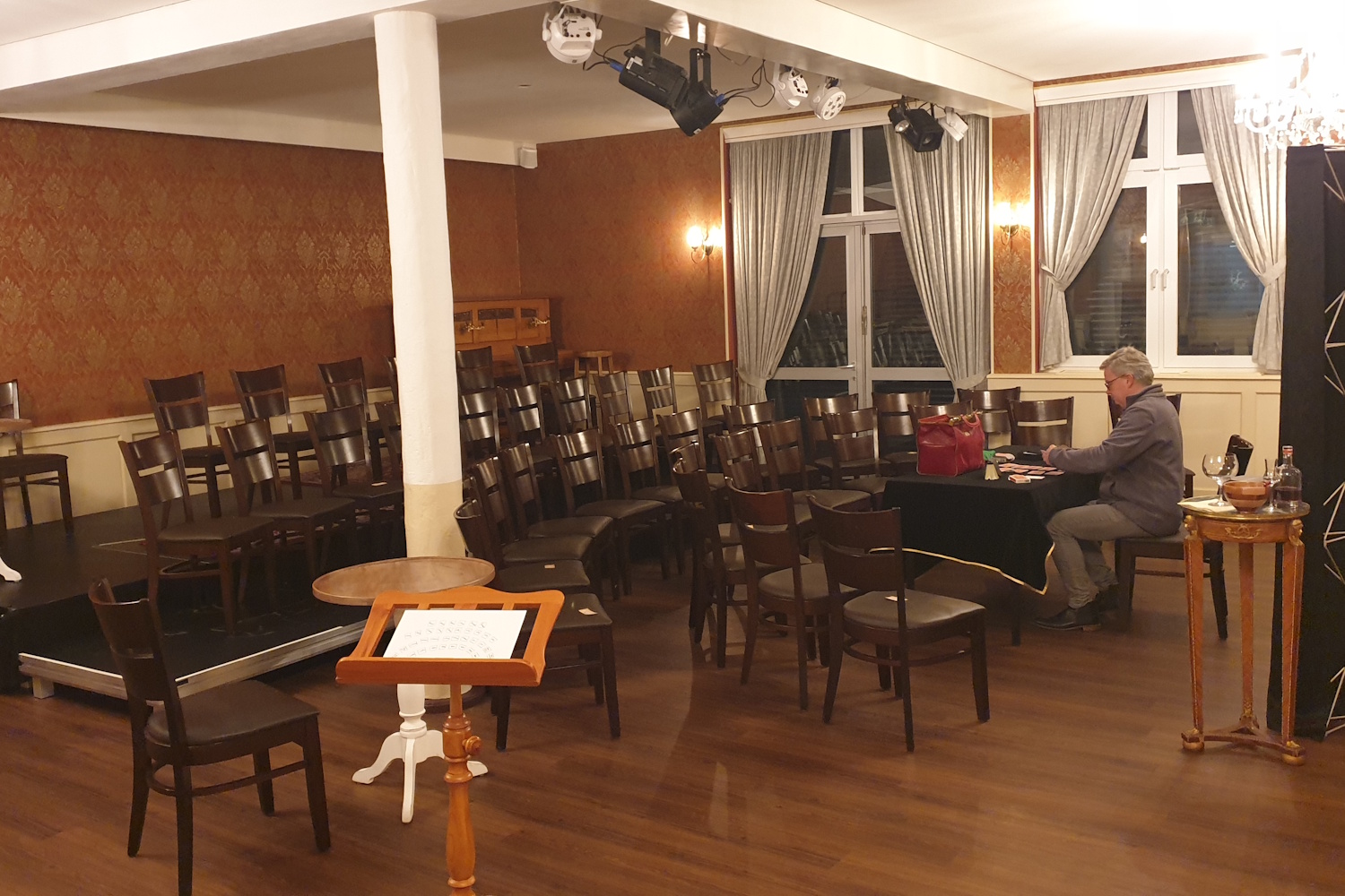 aufsteigende Bestuhlung im Theatersaal